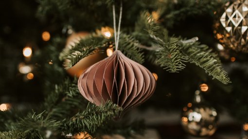 Frøken Ovidia pynter juletreet